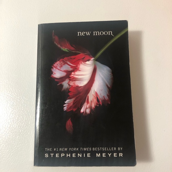 Lot of 3 Stephanie Meyer Paperback Books The Host 2013, Twilight & New Moon PB - Picture 15 of 15